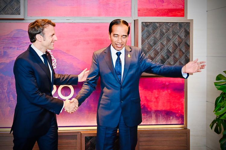 Presiden Joko Widodo Bertemu Presiden Perancis Emmanuel Macron di KTT G20 Bali pada Selasa (15/11/2022). Presiden Macron telah menyerukan untuk diadakannya pembicaraan atas laporan rudal Rusia hantam Polandia di KTT G20 yang sedang berlangsung di Indonesia.