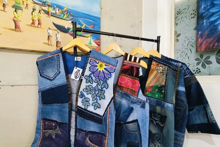 Vest salah satu karya Untari Dewi, pemilik RuZe Upcycling asal Surabaya yang menggunakan bahan berasal dari jeans bekas sehingga menjadi karya fesyen eksklusif yang kini digemari hingga luar negeri.