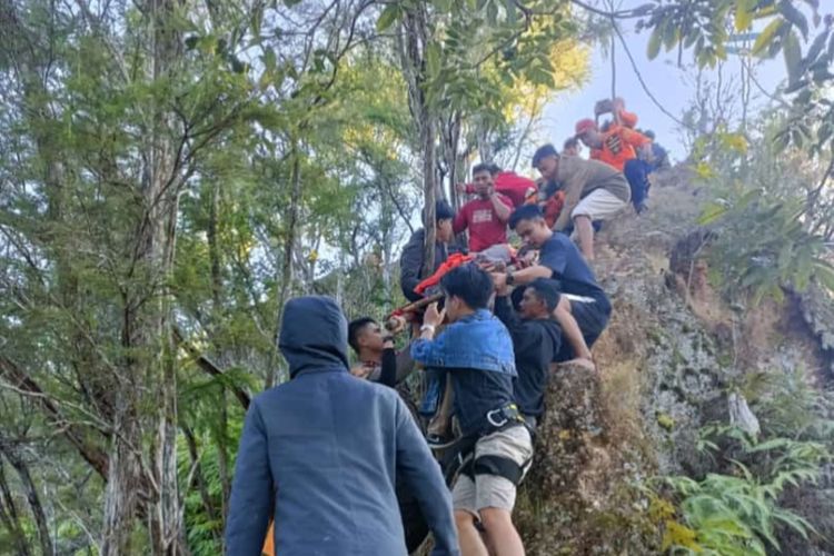 Sejumlah petugas SAR gabungan mengevakuasi mahasiswa yang hilang dan ditemukan selamat saat jatuh di jurang sedalam 85 meter, di Gunung Popalia Kabupaten Konawe Selatan, Provinsi Sulawesi Tenggara. (Foto dokumentasi SAR Kendari)
