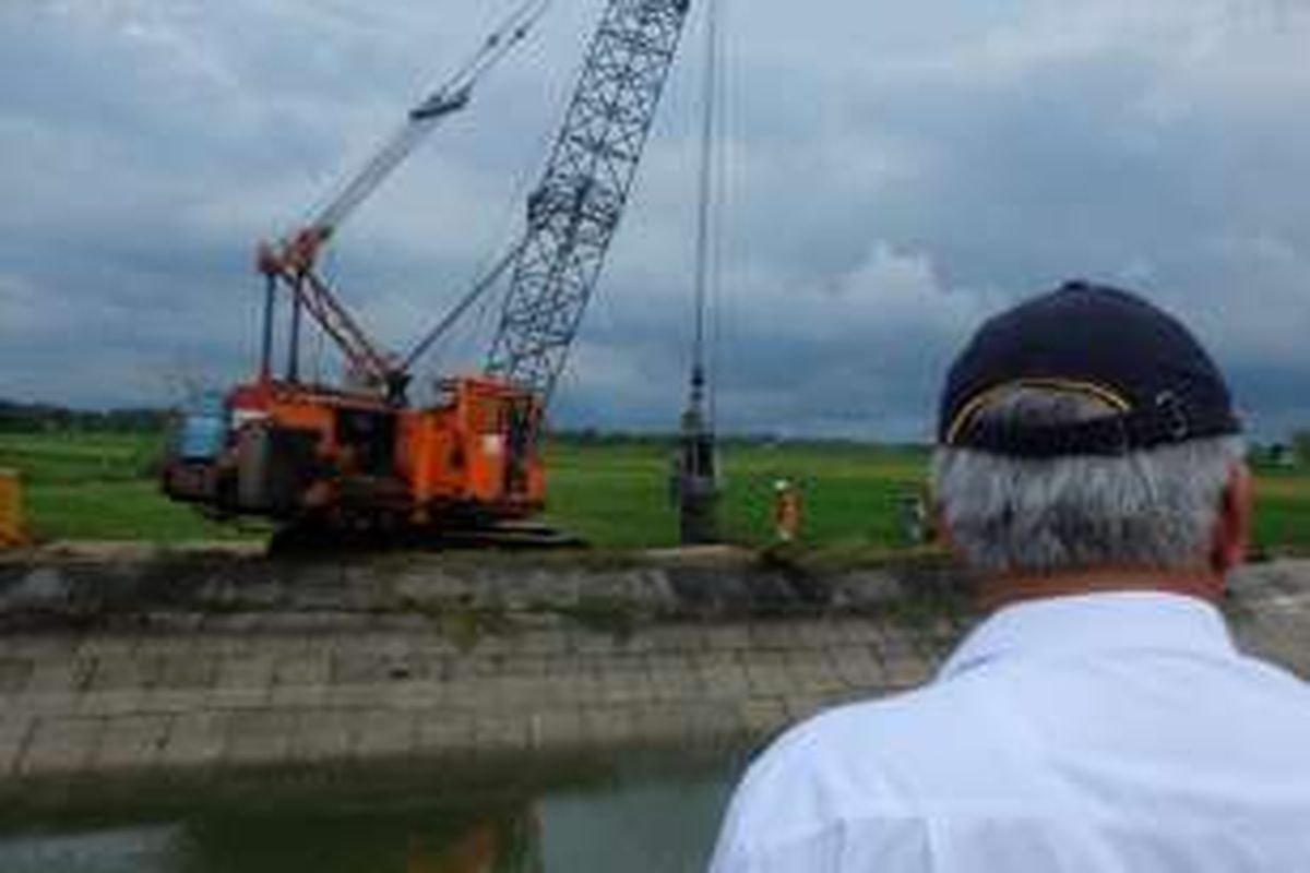 Menteri Pekerjaan Umum dan Perumahan Rakyat Basuki Hadimuljono meninjau pengerjaan proyek rehabilitasi saluran irigasi di Grobogan, Jawa Tengah, Sabtu  (6/2/2016). Dari sekitar 7,3 juta hektar irigasi teknis, baru 11 persen atau sekitar 900.000 ha yang airnya berasal dari bendungan