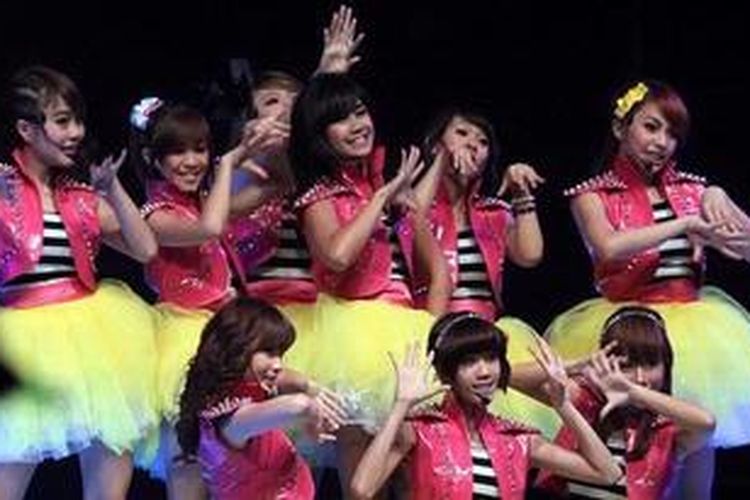 Girlband Cherrybelle beraksi di panggung acara malam puncak Dahsyatnya Awards 2013, yang mengumumkan pemenang 20 kategori terdahsyat di JIEXPO Kemayoran, Jakarta Pusat, Senin (21/1/2013) malam. Pada acara tersebut, lagu 