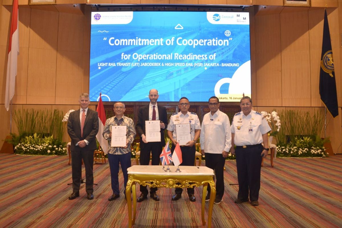 Menteri Perhubungan Budi Karya Sumadi menyaksikan penandatanganan (cooperation of commitment/COC) antara Kemenhub dengan PT Mott Macdonald Indonesia dan The Crossrail International pada Senin (16/1/2023).