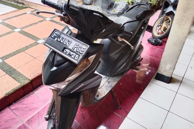 Dua pria tepergok mencuri sepeda motor warga di halaman Masjid Jami Al Ma'arif, Desa Warujaya, Kecamatan Parung, Kabupaten Bogor, Jawa Barat, Minggu (6/11/2022) pukul 05.00 WIB.