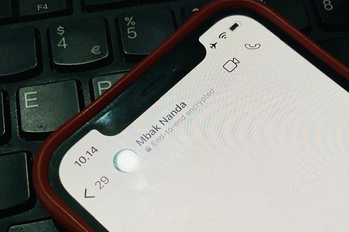 Notifikasi end to end encrypted baru yang muncul di bawah nama kontak dalam ruang obrolan WhatsApp.