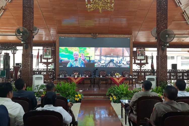 Gubernur Jawa Tengah Ganjar Pranowo memberikan pernyataan secara virtual di hadapan Forkompimda dan para kepala desa se-kabupaten Blora, Rabu (21/9/2022)