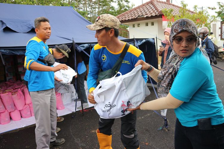 Bantuan disalurkan SIG dan SBI kepada para korban terdampak bencana gempa melalui Posko Satgas BUMN di Cianjur, Jawa Barat, mulai Rabu (23/11/2022).