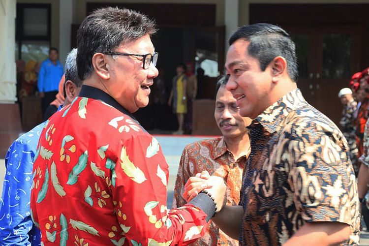 Menteri Dalam Negeri Tjahyo Kumolo dan Wali Kota Semarang Hendrar Prihadi saat menghadiri acara Temu Kangen Alumni Komite Nasional Pemuda Indonesia (KNPI) Jawa Tengah, di Semarang, Minggu (13/10/2019).