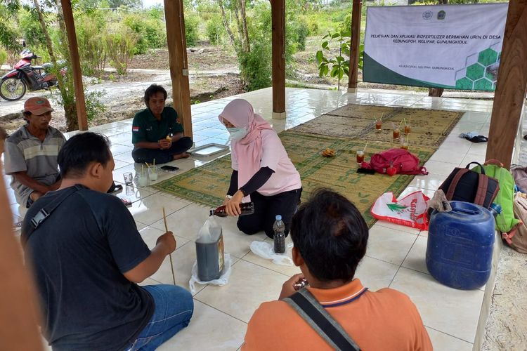 Tim MBKM UGM saat pelatihan pembuatan biofertilizer di Wisata Klayar, Desa Kedungpoh, Gunungkidul, Yogyakarta. 