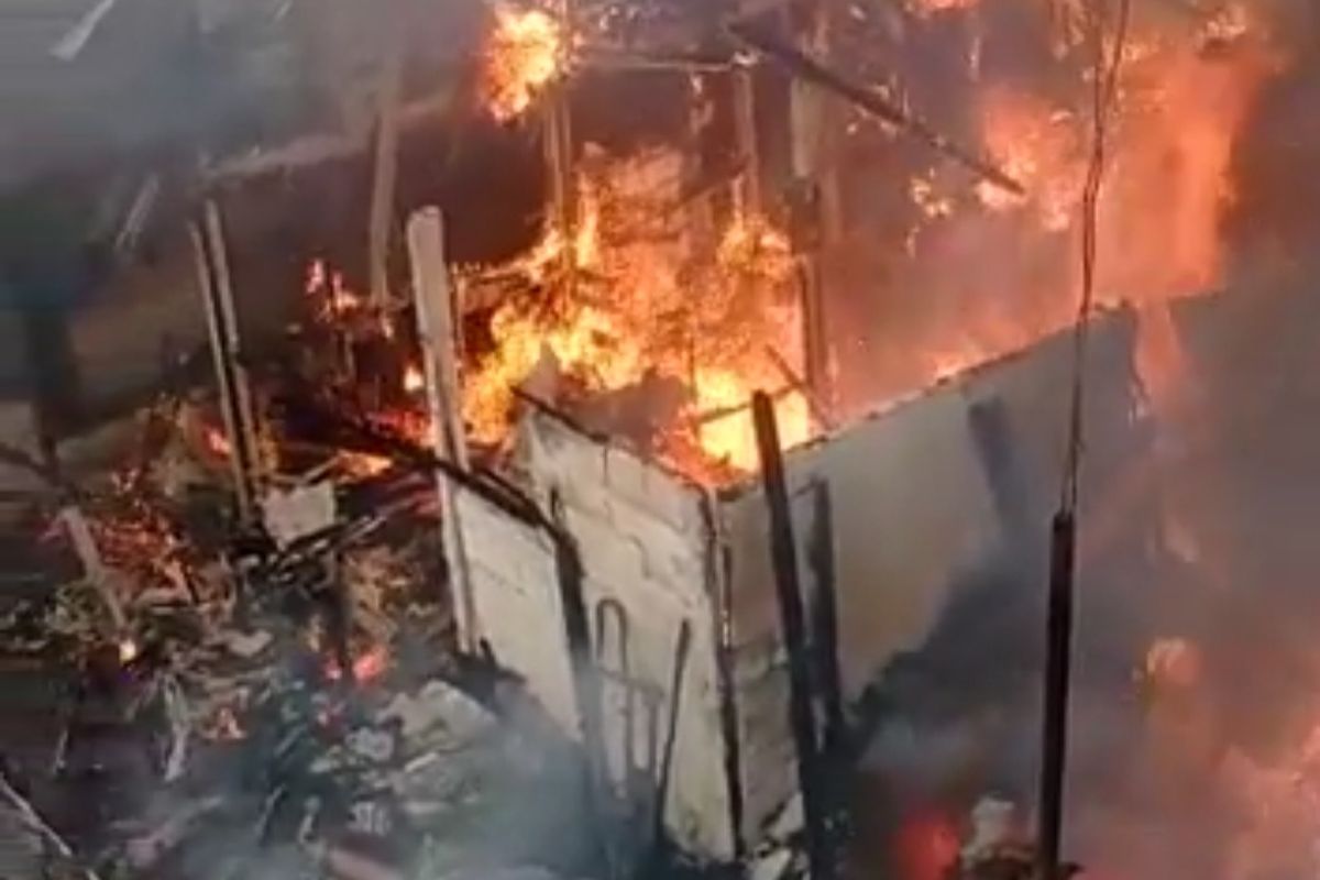 Permukiman padat penduduk di Jalan Cempaka Sari V, RT 001 RW 009 Kelurahan Harapan Mulya, Kecamatan Kemayoran, Jakarta Pusat, terbakar, Minggu (26/6/2022) sore.