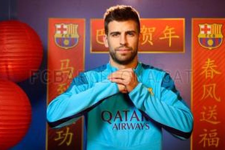 Bek Barcelona, Gerard Pique, saat merayakan Tahun Baru Imlek 2014. 