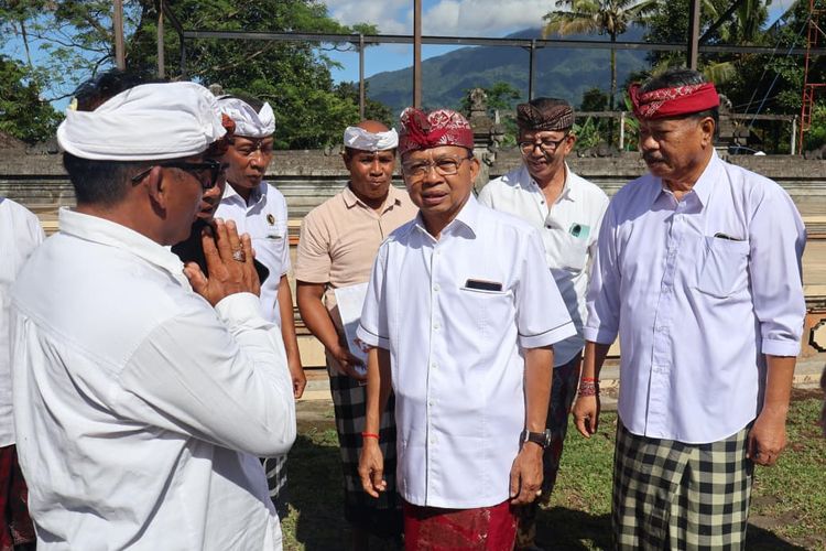 Koster Serahkan Rp 1 Miliar untuk Perbaikan 4 Pura di Tabanan dan Rp 129 Juta untuk Sekolah 