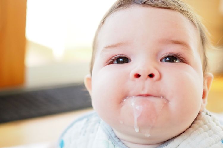 Ilustrasi bayi gumoh, bayi sering gumoh, bahayakah bayi gumoh?