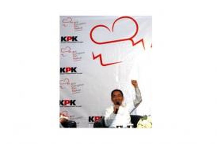 Wakil Ketua Komisi Pemberantasan Korupsi Adnan Pandupraja saat menghadiri jumpa pers peluncuran Anti Corruption Film Festival (ACFFest) 2013 di Gedung KPK, Kuningan, Jakarta, Selasa (24/9/2013). Film yang dapat diikut sertakan dalam ACFFest berupa film fiksi panjang, fiksi pendek, dokumenter panjang, dokumenter pendek, animasi, serta games animasi, dengan bertemakan kejujuran, integritas, transparansi, ataupun perlawanan terhadap korupsi.