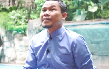 Pelawak Akri Patrio menjadi bintang tamu vlog kanal YouTube Denny Cagur.