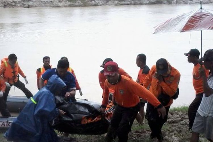 Tim SAR saat melakukan evakuasi jenasah korban tenggelam di Sungai Lusi ( Foto Dokumentasi Basarnas Pos SAR Jepara)