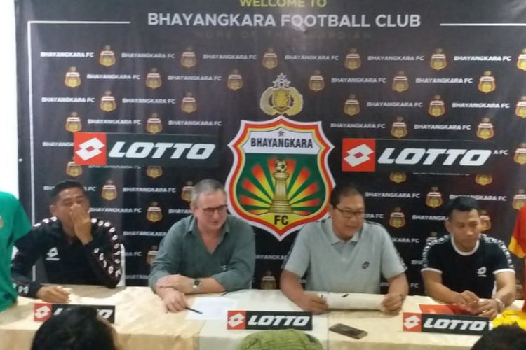 Bhayangkara FC resmi menggandeng Lotto untuk penyedia apparel selama dua musim.