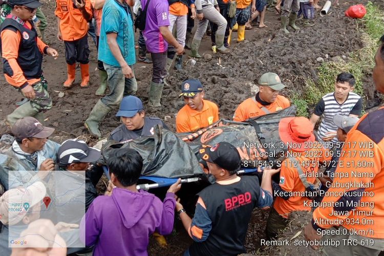 Proses evakuasi korban tertimbun longsor di kawasan Ledok Amprong, Desa Gubugklakah, Kecamatan Poncokusumo, Kabupaten Malang, Kamis (3/11/2022).