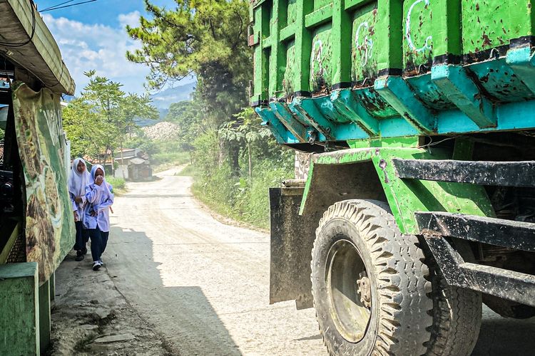 DLH Selidiki Asal Debu Putih bak Salju di Padalarang-Cipatat, Industri Pengolahan Tambang Disorot
