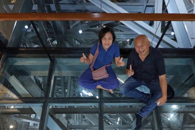 Pemandangan viewing gallery atau galeri pandang di dalam tubuh patung Garuda Wisnu Kencana.