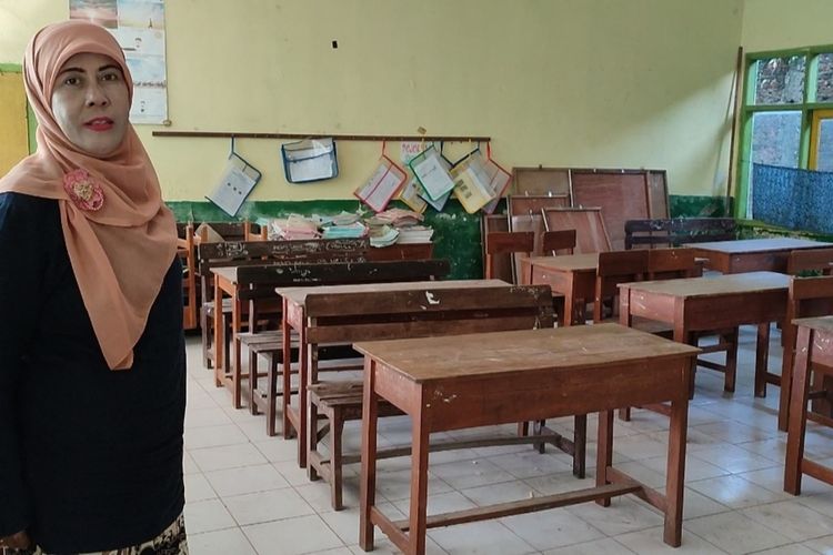 Seorang Guru SDN 2 Trusmi Wetan, Kecamatan Plered, Kabupaten Cirebon Jawa Barat menunjukan ruang kelas satu yang tidak memiliki satu pun siswa, Kamis (21/7/2022)