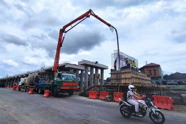 Pembangunan rel ganda (double track) kereta api (KA) Solo-Semarang fase 1 (Solo Balapan - Kadipiro - Kalioso), di Simpang Joglo, Kota Solo, Jawa Tengah.