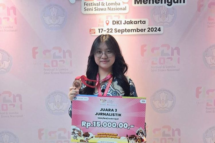 Siswi kelas XII Sekolah Menengah Atas Kristen (SMAK) Penabur Kota Tangerang, Vanecha Valda, meraih juara 3 di Festival Lomba Seni Siswa Nasional (FLS2N) cabang Jurnalistik tingkat nasional, berkat karya tulisnya yang mengangkat perjuangan pendiri Kampung Baca Taman Rimba (Batara), Widie Nurmahmudy, dalam memberdayakan masyarakat. DOK. BPK Penabur
