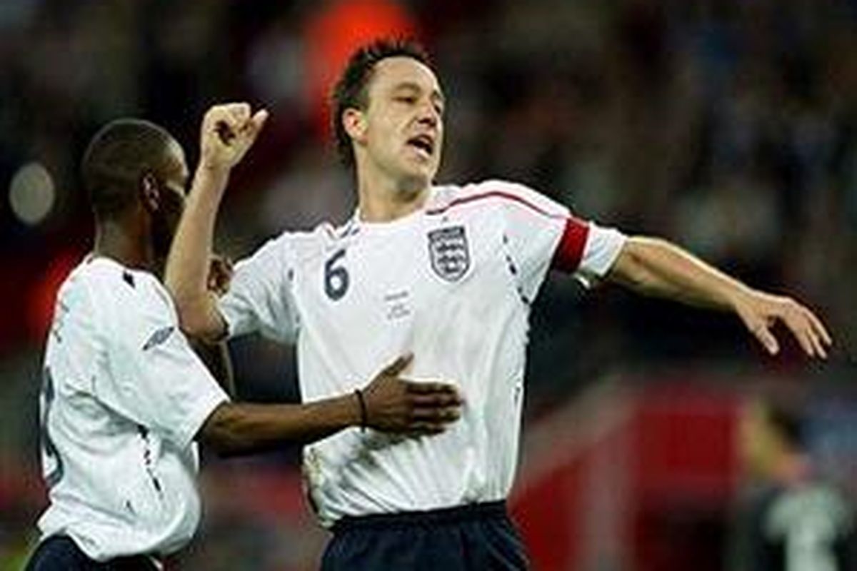 John Terry (kanan) usai mencetak gol ke gawang Amerika dalam laga persahabatan pada Mei 2008. Terry ditunjuk pelatih Fabio Capello sebagai kapten tetap Inggris.