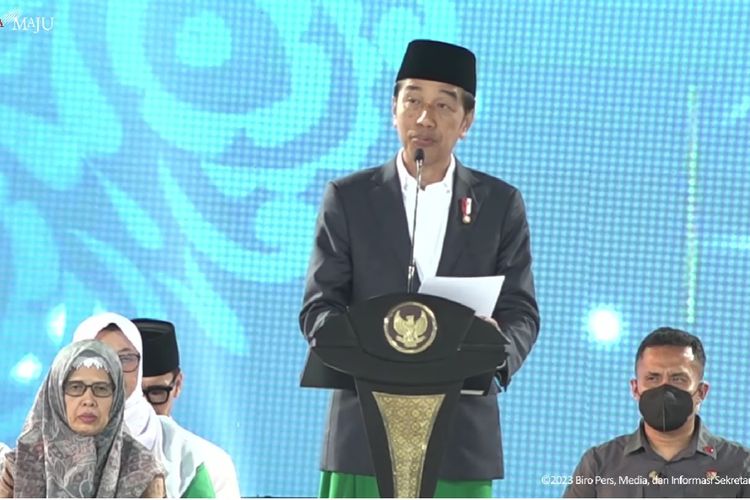 Presiden Joko Widodo menyampaikan sambutan dalam acara Festival Tradisi Islam Nusantara di Stadion Diponegoro, Banyuwangi, Senin (9/1/2023) malam.