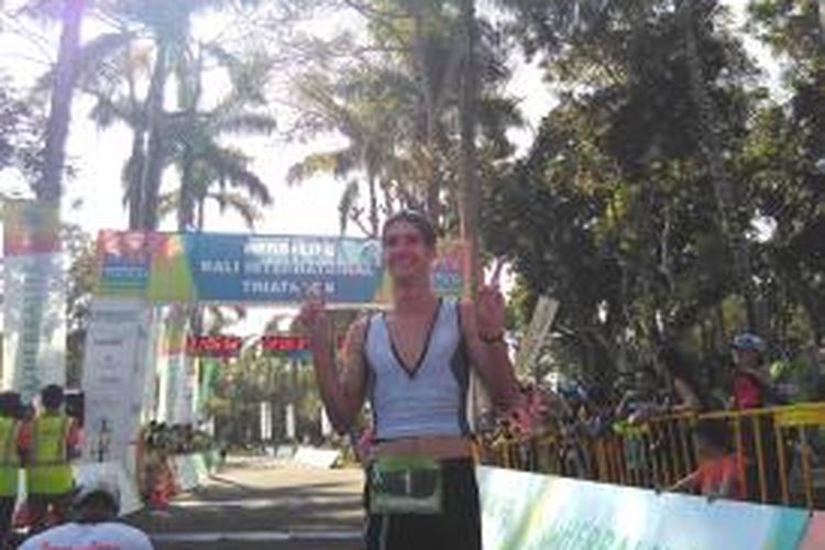 Mitch, Warga Australia, juara pertama Herbalife Bali International Triathlon kategori Olympic dengan waktu 1 jam 5 menit (25/10).