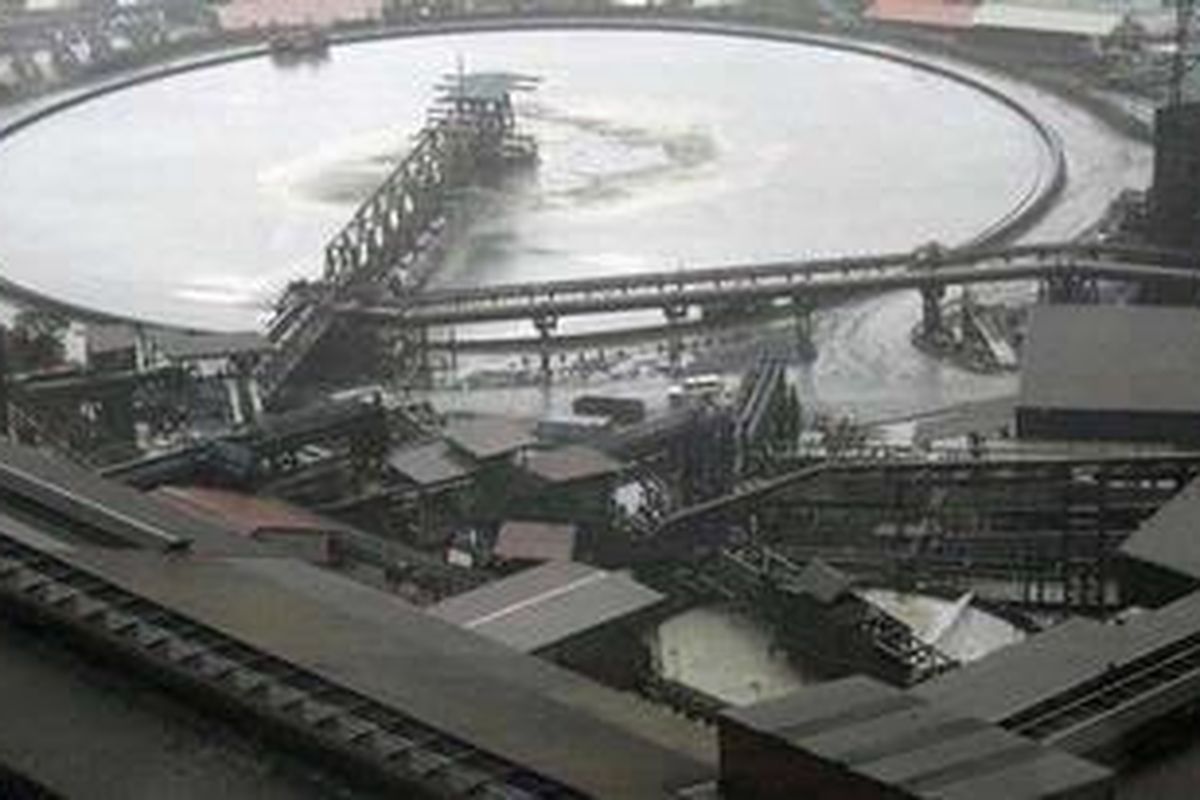 An aerial view shows the site of the Grassberg Mine, operated by the U.S.-based Freeport-McMoran Copper & Gold in Indonesias Papua province November 4, 2010. Freeport, which operates mines in North and South America, Africa and Indonesia, said third-quarter net earning were 1.2 billion, or 2.49 per share, up from 925 million, or 2.07 per share, a year earlier. Analysts, on avarage, were expecting 2.25 per share, according to Thomson Reuters. Picture taken November 4, 2010.