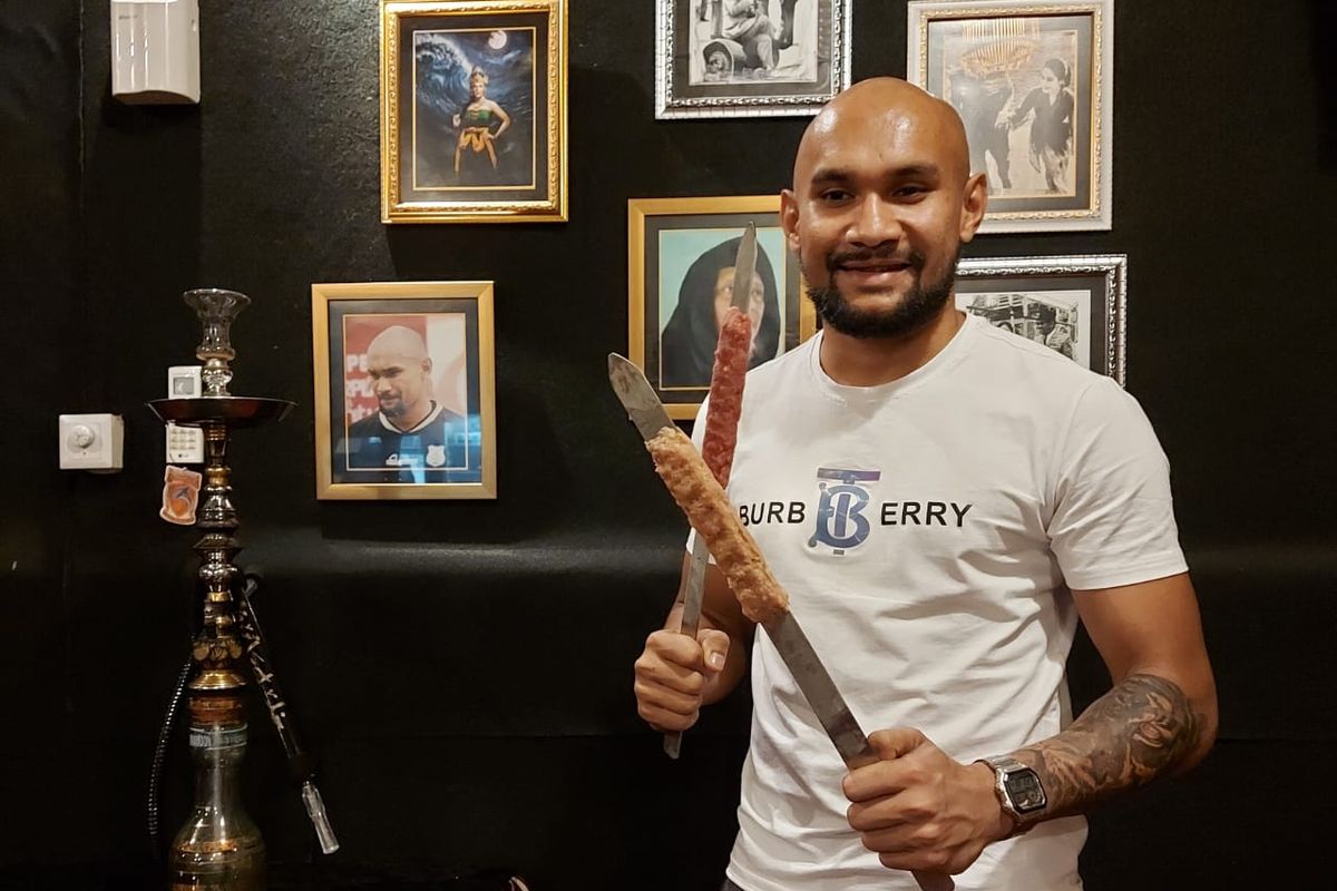 Kiper Persela Lamongan Alfonsius Kelvan memiliki usaha sampingan restoran di Samarinda