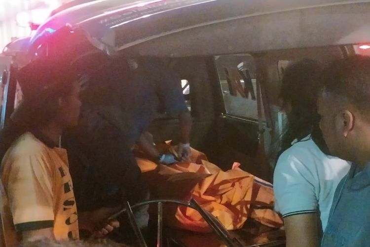 Petugas kepolisian melakukan evakuasi korban perempuan yang jatuh dari lantai 4 Mall Paragon Semarang, Jawa Tengah pada Selasa (10/10/2023)