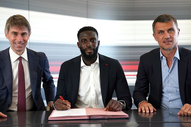 Tiemoue Bakayako (tengah) saat diresmikan sebagai pemain anyar AC Milan pada Senin (30/8/2021) malam WIB.