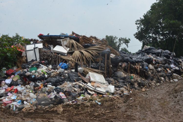 Cemari Lingkungan, Pemkab Bogor Segel Lokasi Pembuangan Sampah Liar di Klapanunggal