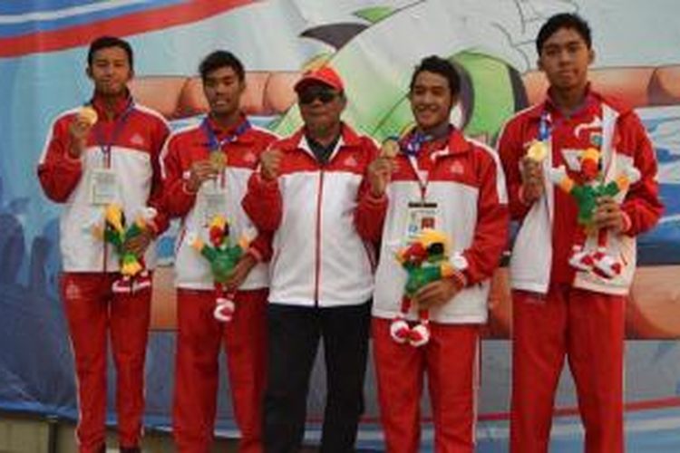 Tim estafet 4x100 meter gaya bebas putera DKI di Popnas 2015 bersama manajer tim, Misrori