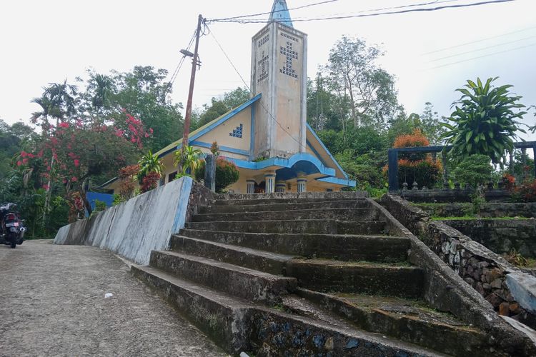 TJSL Hutama Karya dalam renovasi gereja di Sumatera Utara.