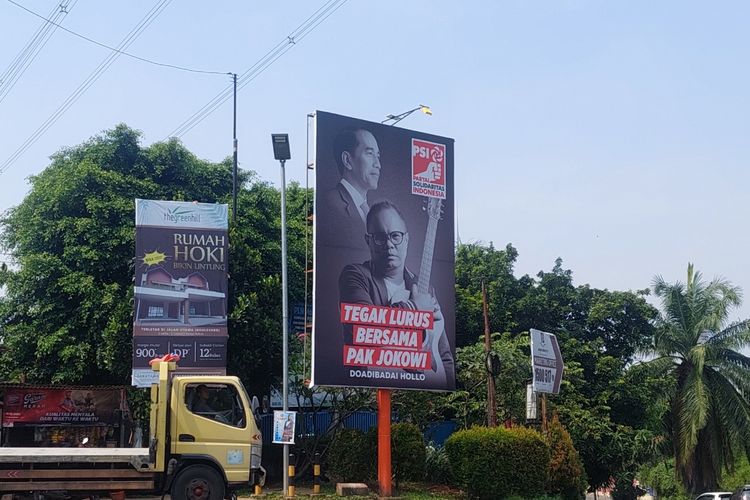 Baliho Presiden Joko Widodo (Jokowi) bertuliskan Tegak Lurus Bersama Pak Jokowi yang masih terpampang di Jalan Boulevard Grand Depok City (GDC), Kota Depok, Jawa Barat, Senin (3/7/2023).