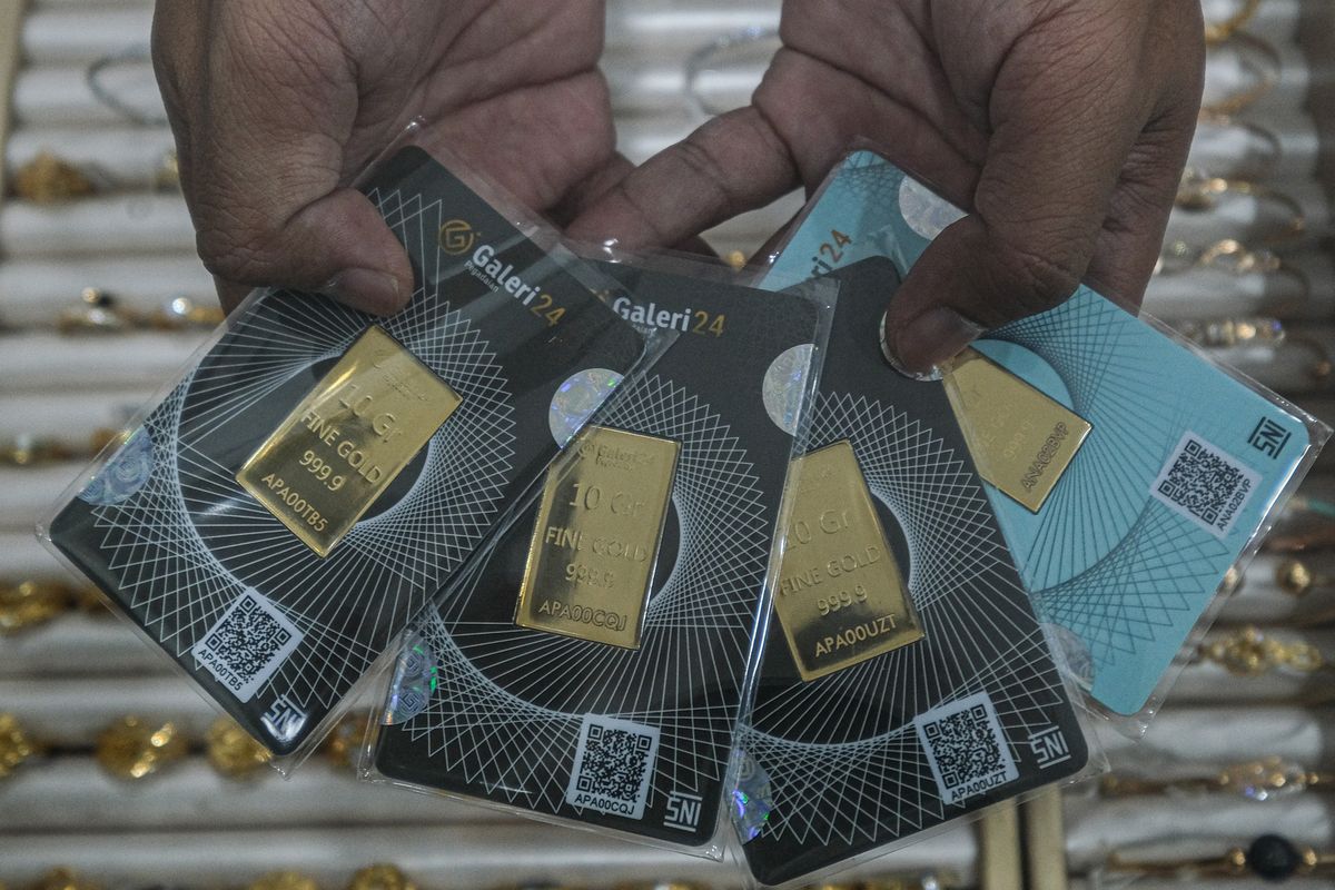 Pramuniaga menunjukkan emas jenis Galeri 24 yang dijual di kantor cabang Pegadaian Kendari, Sulawesi Tenggara, Selasa (15/4/2025).