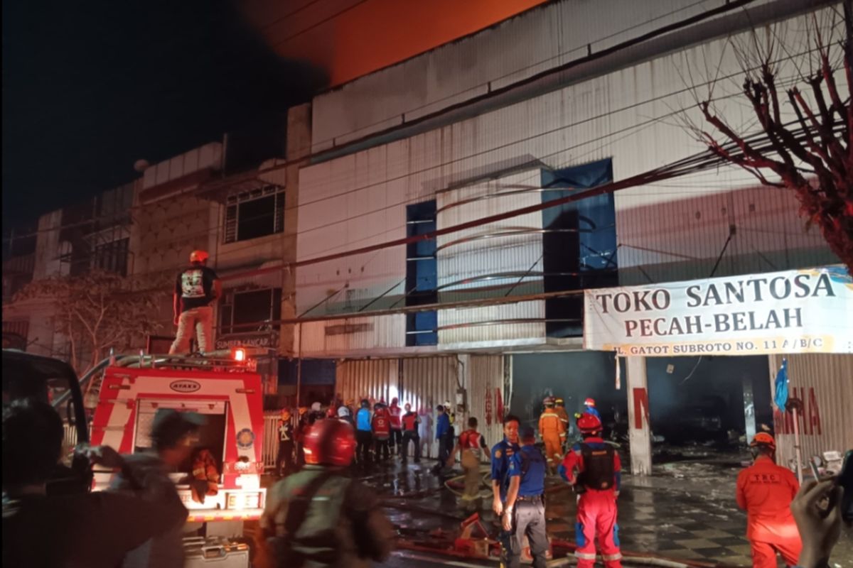 Kebakaran melanda ruko dan gudang pecah belah Santosa di Jalan Gatot Subroto, Kota Malang, Jawa Timur pada Rabu (23/4/2025), malam.