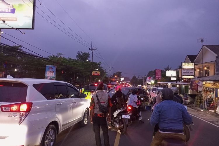 Situasi arus lalu lintas di kawasan Puncak Bogor, Jawa Barat, pada H-1 Lebaran 2023 atau Jumat (21/4/2023) petang mengalami kemacetan. Sejumlah kendaraan terlihat terhambat akibat volume lalu lintas terus meningkat memasuki jalur Puncak.