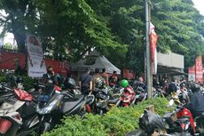Trotoar Polda Metro Jaya Jadi Parkiran Motor Siang Ini, Pejalan Kaki Sulit Melintas