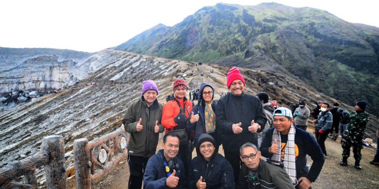 Menteri Keuangan Sri Mulyani, Menteri Koordinator Bidang Kemaritiman Luhut Binsar Pandjaitan, dan Gubernur Bank Indonesia Agus Martowardjojo, serta Bupati Banyuwangi Abdullah Azwar Anas mendaki Gunung Ijen Jumat (2/3/2018).