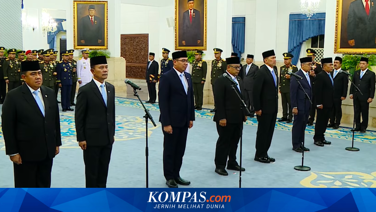 JAKARTA, KOMPAS.com - Presiden Prabowo Subianto melantik Kepala Badan Nasional Penanggulangan Bencana (BNPB) hingga empat wakil menteri di Istana Negara, Jakarta, Kamis (15/10/2026) sore. Mereka yang dilantik lewat reshuffle ke-8 kabinet Presiden Prabowo Subianto-Wakil Presiden Gibran Rakabuming Raka terbaru ini adalah: 1. Marsekal TNI Yusuf Jauhari sebagai Wakil Menteri Pertahanan Bidang Logistik, Industri Pertahanan, dan Teknologi2. Jenderal TNI Richad Tampubolon sebagai Wakil Menteri Pertahanan Bidang Strategi, Doktrin, dan Pembangunan Kekuatan3. Dr Alim Setiawan Slamet sebagai Wakil Menteri Pertanian4. M Maulana Bungaran SH MH sebagai Wakil Menteri Imigrasi dan Pemasyarakatan5. Letnan Jenderal TNI Kristomei Sianturi sebagai Kepala Badan Nasional Penanggulangan Bencana (BNPB)6. Prof Dr Setyawan Pudyatmoko menjadi Kepala Badan Pengelola Gambut dan Mangrove Nasional (BPGMN)7. Mayor Jenderal TNI Sriyanto sebagai Wakil Kepala Badan Pengelolaan Gambut dan Mangrove Nasional (BPGMN) Baca juga: Calon Kepala Badan Gambut dan Rektor IPB Tiba di Istana Jelang Reshuffle Lagu Indonesia Raya berkumandang di Istana Negara, dinyanyikan oleh Presiden Prabowo Subianto, Wakil Presiden Gibran Rakabuming Raka, dan para pejabat tinggi negara. Nama-nama yang dilantik hari ini dibacakan oleh Deputi Bidang Administratif Aparatur Kemensetneg Nanik Purwanti.