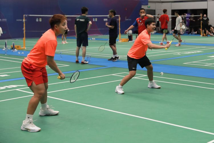 Ganda putri Indonesia, Apriyani Rahayu/Siti Fadia Silva Ramadhanti, saat tengah berlatih jelang melawan Thailand di Piala Sudirman 2023 di Practice Hall Suzhou Olympic Sports Center, Suzhou, pada Rabu (17/5/2023).