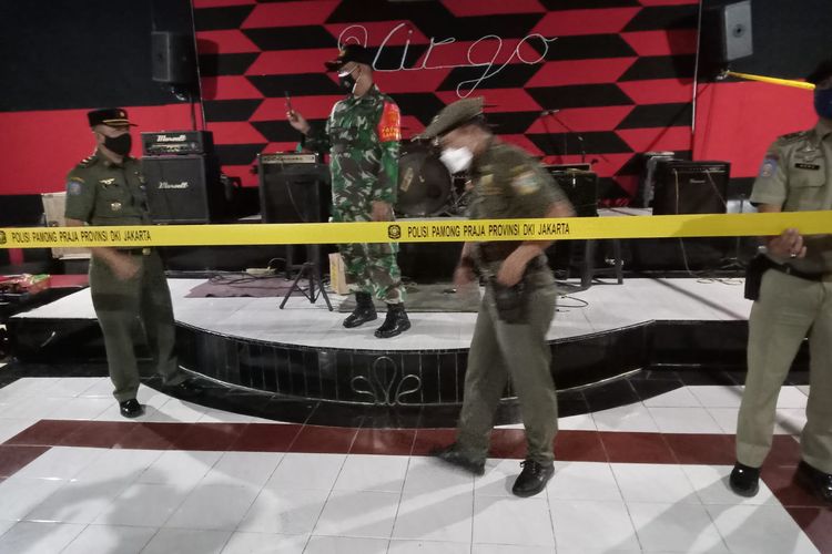 Satuan Polisi Pamong Praja (Satpol PP) kembali memeringatkan tempat hiburan di Jakarta Timur agar tetap mematuhi PPKM. Hal itu disampaikan Kepala Satpol PP Jakarta Timur Budhy Novian pascapenutupan empat kafe di kawasan Jatinegara.