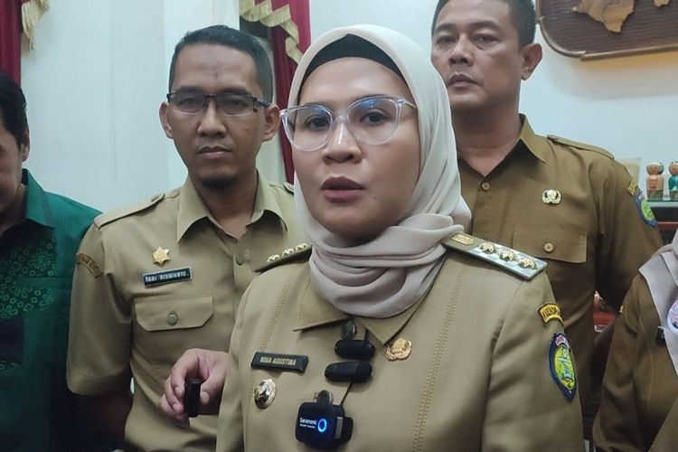 Bupati Indramayu Jawa Barat Nina Agustiani memberikan keterangan terkait pengajuan pengunduran Lucky Hakim sebagai Wakil Bupati Indramayu, di kantor bupati, Senin (20/2/2023). Nina akui bertemu Lucky Hakim terakhir pada Februari - Maret 2022