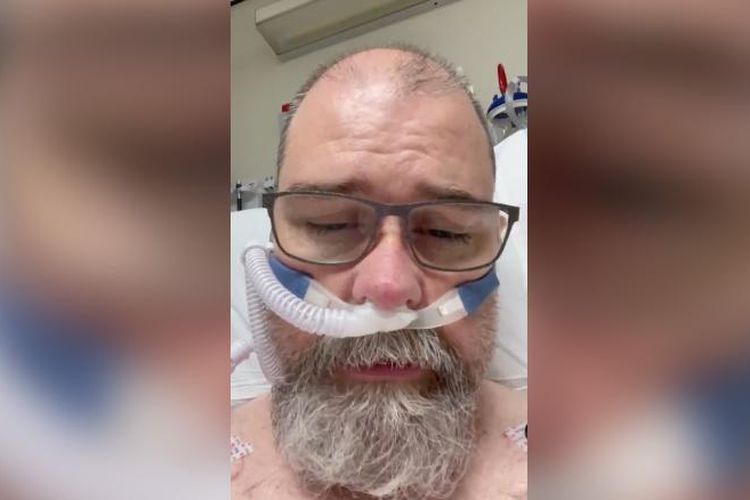 Seorang pasien Covid-19 di Amerika Serikat (AS), Chuck Stacey, yang dulunya tidak terlalu mengindahkan memakai masker. Stacey dinyatakan positif terinfeksi Covid-19 pada 27 Desember 2020.