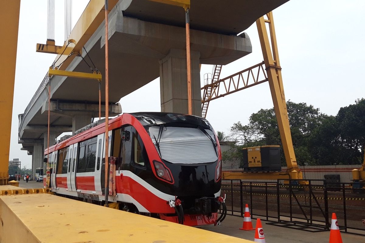 Kepala gerbong Light Rail Transit (LRT) yang akan melayani koridor Cibubur-Cawang di Stasiun LRT Harjamukti, Cibubur, Minggu (13/10/2019).