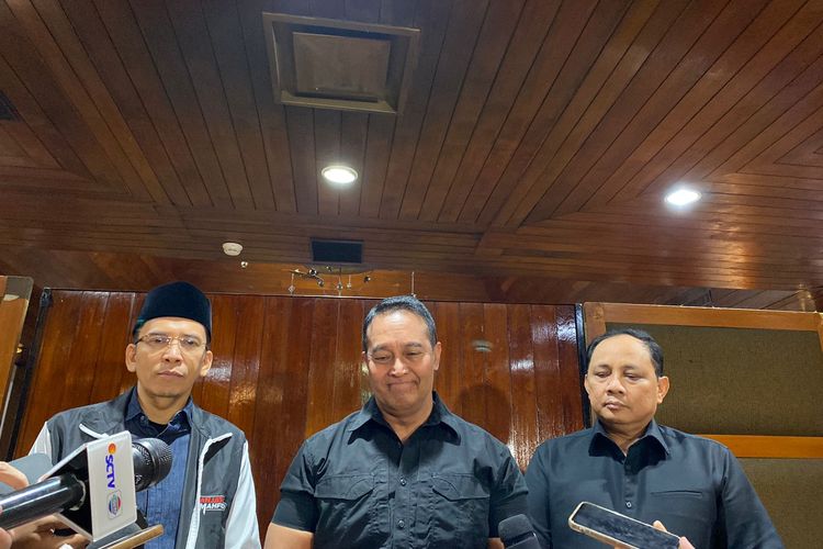 Wakil Ketua TPN Andika Perkasa (tengah) menjelaskan telah menunjuk dan memutuskan nama-nama ketua dan anggota 38 Tim Pemenangan Daerah (TPD) dalam Rapat Konsolidasi dan pengesahan TPD Ganjar-Mahfud di Hotel Sari Pacific, Jakarta Pusat, Sabtu (18/11/2023).
