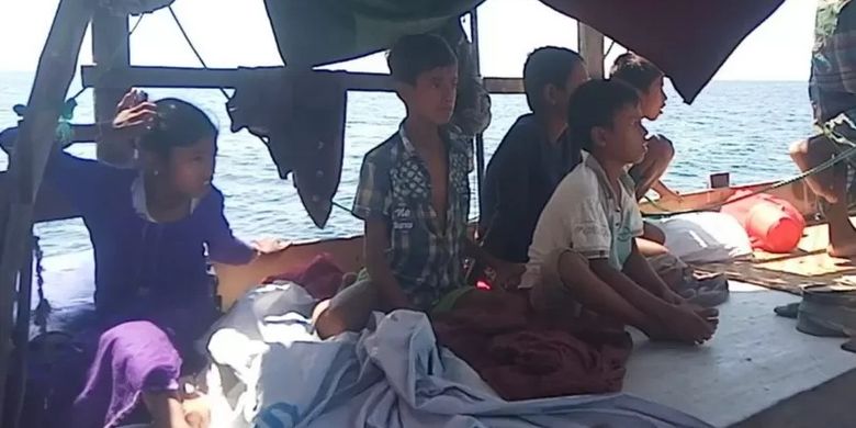 Nelayan kita sudah memastikan ke dalam kapal Rohingnya, kalau mesin mereka meledak, sekarang mereka berlayar menggunakan layar ala kadar, kata Badruddin.